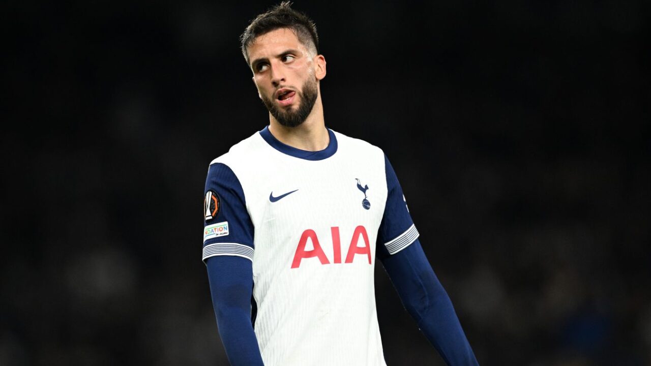 Manchester United – Tottenham: Bentancur sent off for a challenge with Shaw in the 78th minute